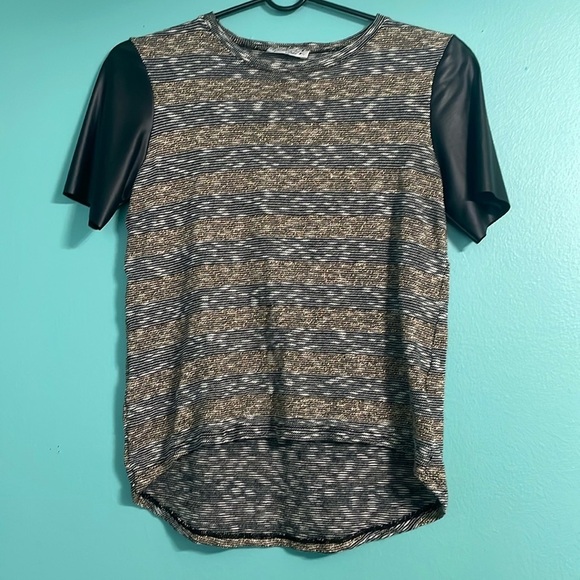 Deby Debo Tops - Deby Debo top XS faux leather short sleeves striped black/white/gold hi/lo hem